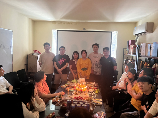 员工生日会.jpg